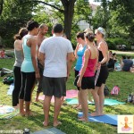 Practica de yoga en el parque